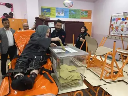 وصول مسنة تركية إلى مركز الاقتراع على نقالة وصول مسنة تركية إلى مركز الاقتراع على نقالة