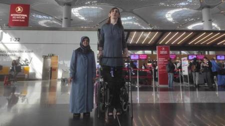نقل "أطول امرأة في العالم" إلى الولايات المتحدة عبر الخطوط الجوية التركية
