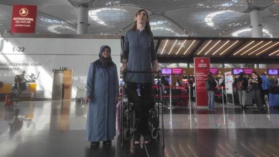 نقل أطول امرأة إلى الولايات المتحدة عبر الخطوط الجوية التركية