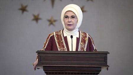 أمينة أردوغان تقدم واجب العزاء في ضحايا حادث الحافلة في نيغدة