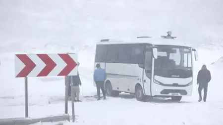 تساقط الثلوج في كيركلاريلي يؤدي إلى إغلاق الطريق أمام حركة المرور تساقط الثلوج في كيركلاريلي يؤدي إلى إغلاق الطريق أمام حركة المرور