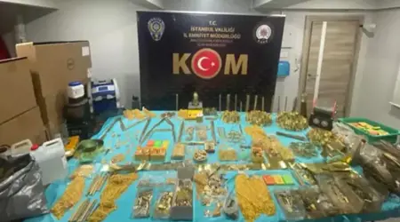 السلطات التركية تنفذ عملية واسعة في البازار الكبير بإسطنبول لجمع الذهب المزيف السلطات التركية تنفذ عملية واسعة في البازار الكبير بإسطنبول لجمع الذهب المزيف