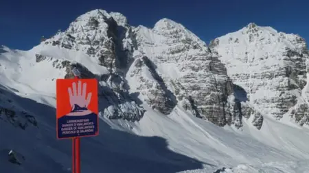 مصرع 5 أشخاص في انهيار جليدي في النمسا مصرع 5 أشخاص في انهيار جليدي في النمسا