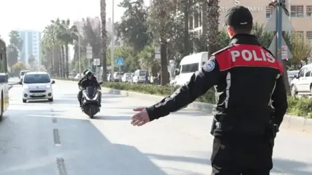 اتخاذ إجراءات ضد 475 ألف سائق دراجة نارية لم يرتدوا الخوذة في إسطنبول اتخاذ إجراءات ضد 475 ألف سائق دراجة نارية لم يرتدوا الخوذة في إسطنبول