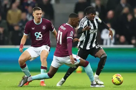 نيوكاسل ينتزع الانتصار من بيرنلي في مباراة مجنونة