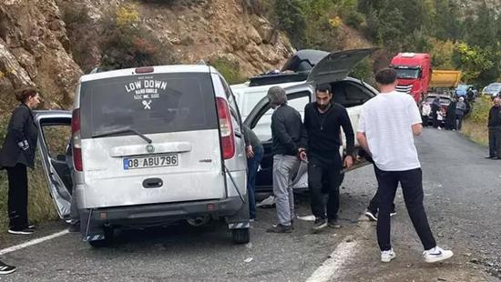 سلسلة تصادمات بين 3 مركبات في آرتفين تسفر عن 4 مصابين سلسلة تصادمات بين 3 مركبات في آرتفين تسفر عن 4 مصابين