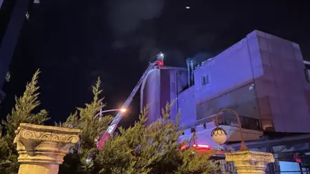 حريق مهول على سطح إحدى مراكز التسوق في بورصة يتسبب في أضرار خطيرة حريق مهول على سطح إحدى مراكز التسوق في بورصة يتسبب في أضرار خطيرة