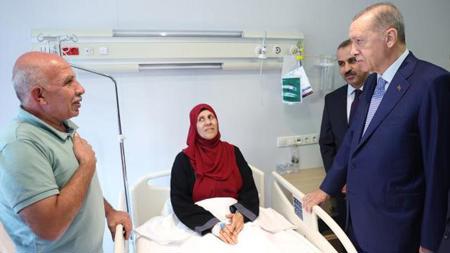 مرضى غزة يحتفون بأردوغان حين زارهم بعد وصولهم إلى إحدى مستشفيات أنقرة