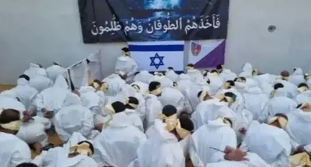 الجيش الإسرائيلي يجبر أسرى فلسطينيين معصوبي الأعين على الركوع أمام آية قرآنية الجيش الإسرائيلي يجبر أسرى فلسطينيين معصوبي الأعين على الركوع أمام آية قرآنية