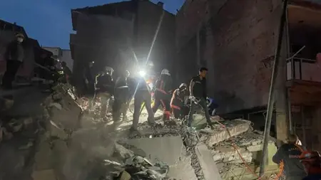 انهيار مبنى متضرر من الزلازل في ملاطية ورصد أحد الأشخاص تحت الانقاض انهيار مبنى متضرر من الزلازل في ملاطية ورصد أحد الأشخاص تحت الانقاض