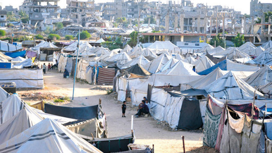 غزّة تحت 50 درجة: نازحون «لا يجدون حتى ظلاًّ يحتمون به».. والماء البارد صار ترفاً