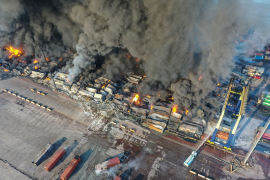 استمرار محاولات إخماد حريق  ميناء الإسكندرونة