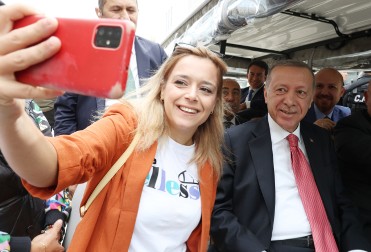 الوصف: تفقد الرئيس أردوغان غلطة بورت