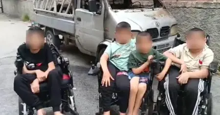 لاجئ سوري يعيش مأساة بعد احتراق سيارته التي ينقل بها أطفاله المرضى في أضنة التركية لاجئ سوري يعيش مأساة بعد احتراق سيارته التي ينقل بها أطفاله المرضى في أضنة التركية