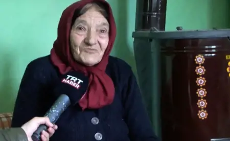 مُسنة تركية تعرب عن حبها للرئيس أردوغان على طريقتها الخاصة مُسنة تركية تعرب عن حبها للرئيس أردوغان على طريقتها الخاصة