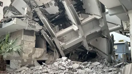 سقوط مبنى من 5 طوابق على جانبه في ولاية هاتاي التركية سقوط مبنى من 5 طوابق على جانبه في ولاية هاتاي التركية