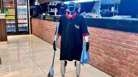 في مطعم تركيّ.. روبوت نادل اسمه «فيكو» يطالب صاحب العمل بزيادة راتبه