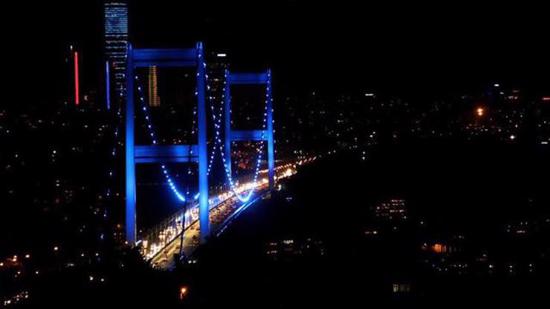 لماذا أضاءت جسور اسطنبول باللون الأزرق اليوم؟