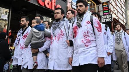 "مسيرة صامتة ومعاطف ملطخة بالدماء" الأطباء في تركيا يحتجون على الحرب في غزة