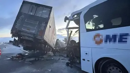 إصابة 30 شخصا في حادث حافلة ركاب بسيارة في ولاية أفيون قره حصار  إصابة 30 شخصا في حادث حافلة ركاب بسيارة في ولاية أفيون قره حصار