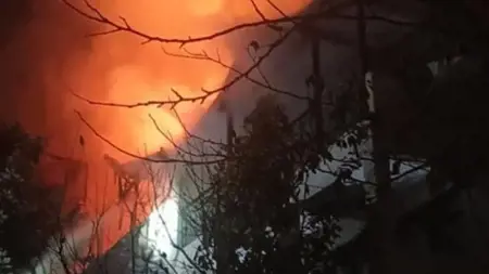 حريق مهول يحول منزلاً بولاية قوجة إيلي التركية إلى رماد حريق مهول يحول منزلاً بولاية قوجة إيلي التركية إلى رماد