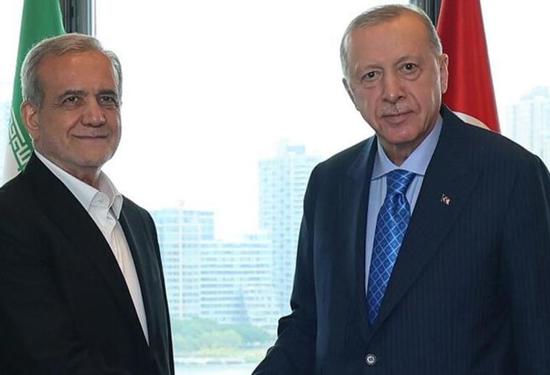 أردوغان يتصل هاتفياً بالرئيس الإيراني بزشكيان ويبحثان العلاقات الثنائية والمستجدات الإقليمية
