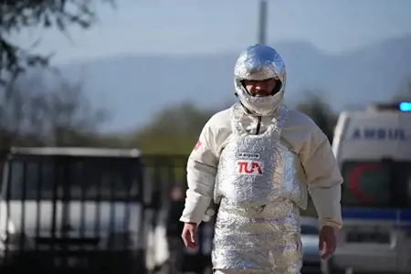 تركي يدلي بصوته في الانتخابات مرتديا زي رائد فضاء تركي يدلي بصوته في الانتخابات مرتديا زي رائد فضاء