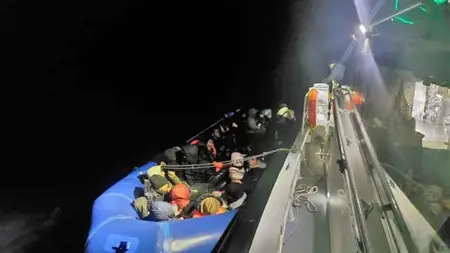 تركيا.. القبض على 60 مهاجرًا غير شرعي قبالة ساحل أيفاليك تركيا.. القبض على 60 مهاجرًا غير شرعي قبالة ساحل أيفاليك