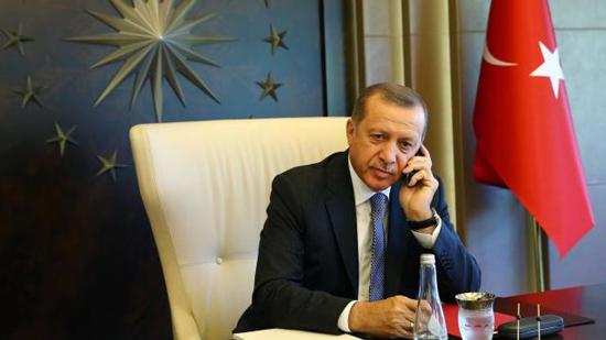 أردوغان يجري محادثة هاتفية مع رئيس الوزراء الباكستاني