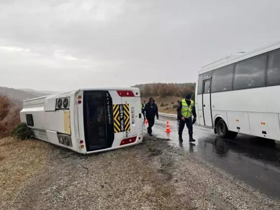 انقلاب حافلة طلاب في قونيا يوقع 29 جريحًا