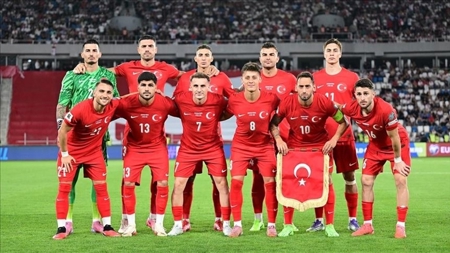طاقم تحكيم إنجليزي بقيادة مايكل أوليفر لإدارة تركيا ضد إسبانيا