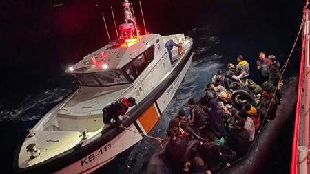 القبض على 68 مهاجرًا غير نظامي من هذه الجنسية قبالة سواحل أيفاجيك التركية