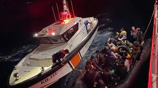 القبض على 68 مهاجرًا غير نظامي من هذه الجنسية قبالة سواحل أيفاجيك التركية