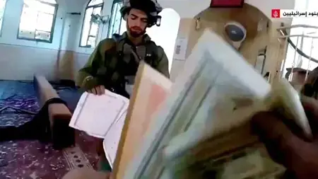 جنود الإحتلال يحرقون نسخًا من القرآن الكريم ويهاجمون المساجد في قطاع غزة جنود الإحتلال يحرقون نسخًا من القرآن الكريم ويهاجمون المساجد في قطاع غزة