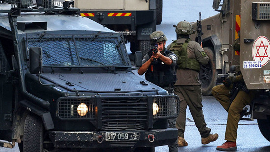 قوات الاحتلال تعتقل 58 فلسطينياً في مداهمات واسعة بالضفة الغربية بينهم مسنّ وطفل من ذوي الاحتياجات