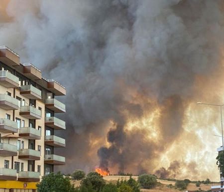 حريق مهول في غابات جناق قلعة يمتد إلى المناطق المأهولة بالسكان والسلطات تبدأ في إخلاء 6 قرى