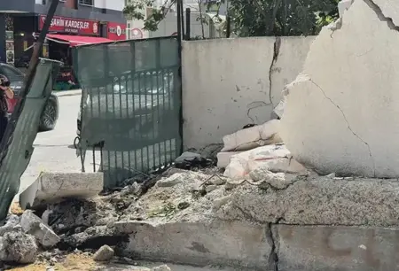اصطدام حافلة نقل مدرسي بجدار حديقة في أرناوود كوي الإسطنبولية.. ومطالب سكانية بإجراءات وقائية