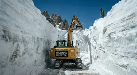 جدران ثلجية بارتفاع 8 أمتار تحاصر معدات جرف الطرق في تركيا