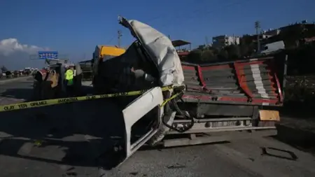 حادث سير مروّع بين حافلة نقل ركاب (دلمش) وشاحنة في مدينة أنطاكيا بولاية هاتاي حادث سير مروّع بين حافلة نقل ركاب (دلمش) وشاحنة في مدينة أنطاكيا بولاية هاتاي