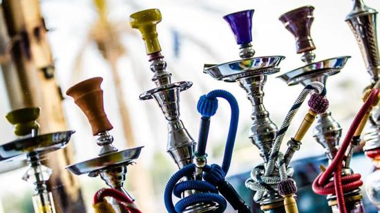 السعودية تغلق عددًا من مقاهي الشيشة والـ lounge الموسيقية بعد ضغوط المحافظين