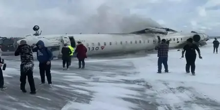 بالفيديو:  حوادث الطيران تتوالى: تحطم طائرة ركاب في مطار تورونتو فى كندا
