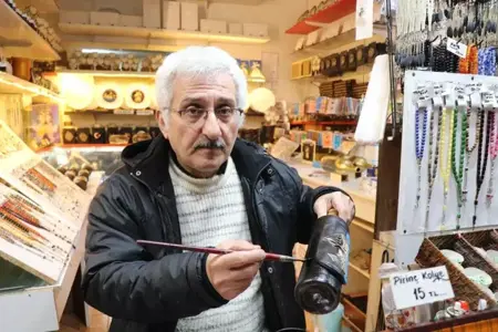 يده تتلف بحرير ..مسن تركي يحقق أرباحاً كبيرة بالرسم على زجاجات الخمور المستعملة يده تتلف بحرير ..مسن تركي يحقق أرباحاً كبيرة بالرسم على زجاجات الخمور المستعملة