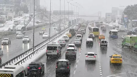 الثلوج تتسبب بازدحام مروري في إسطنبول الثلوج تتسبب بازدحام مروري في إسطنبول