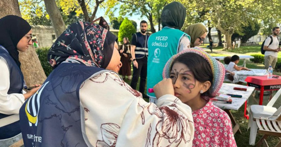 مهرجان «ليموناضة من أجل فلسطين» في إسطنبول.. أطفال يجمعون التبرّعات لتمويل حديقة في غزّة