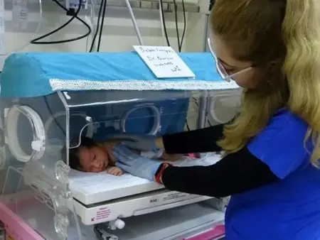 العثور على رضيع عمره 5 أيام تحت شجرة في مرسين والسلطات تفتح تحقيقا في الحادث العثور على رضيع عمره 5 أيام تحت شجرة في مرسين والسلطات تفتح تحقيقا في الحادث