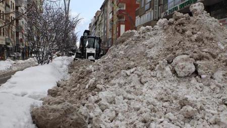‏بلدية هكاري في تركيا تنقل الثلج بالشاحنات إلى خارج المدينة