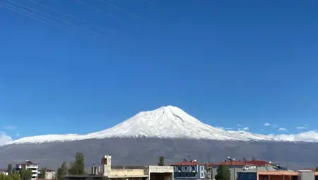 الثلوج تغطي جبل أرارات أعلى قمة جبلية بتركيا الثلوج تغطي جبل أرارات أعلى قمة جبلية بتركيا