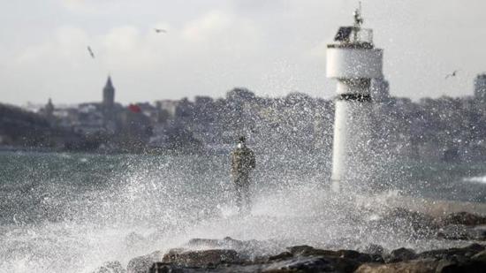 الأرصاد الجوية تحذر 19 مدينة تركية برموز "برتقالية" و "صفراء"