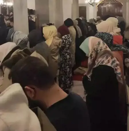 جدل واسع في تركيا عقب مشاهد أداء صلاة مختلطة بمسجد بأوسكودار  جدل واسع في تركيا عقب مشاهد أداء صلاة مختلطة بمسجد بأوسكودار