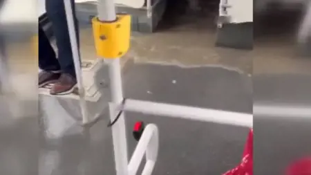 ركاب حافلة متروبوس في اسطنبول يواجهون لحظات صعبة بعد دخول مياه الأمطار إلى الحافلة ركاب حافلة متروبوس في اسطنبول يواجهون لحظات صعبة بعد دخول مياه الأمطار إلى الحافلة